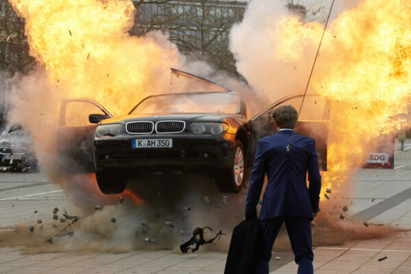 Alarm fuer Cobra 11
Anfangsstunt - Paul Renner (Daniel Roesner), Semir Gerkhan (Erdogan Atalay), Jenny Dorn (Katrin Heß)
Ein Anschlag auf den Kandidaten Martin Dorn.